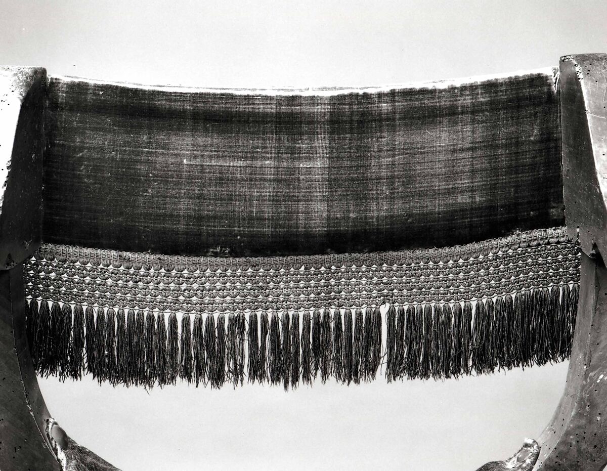 Hip-joint armchair (Dantesca type), Walnut, carved; red silk cut velvet., Italian