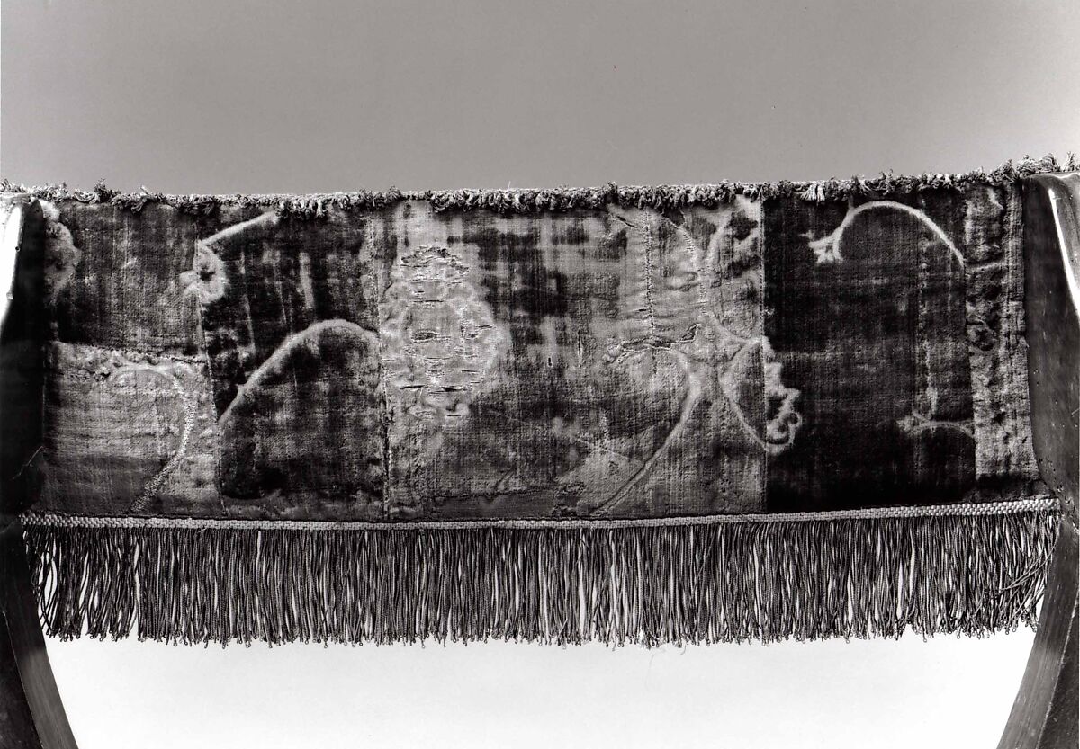 Hip-joint armchair (Dantesca type, associated with 1975.1.1975 a,b), Walnut, carved; silk cut velvet, metal., Italian