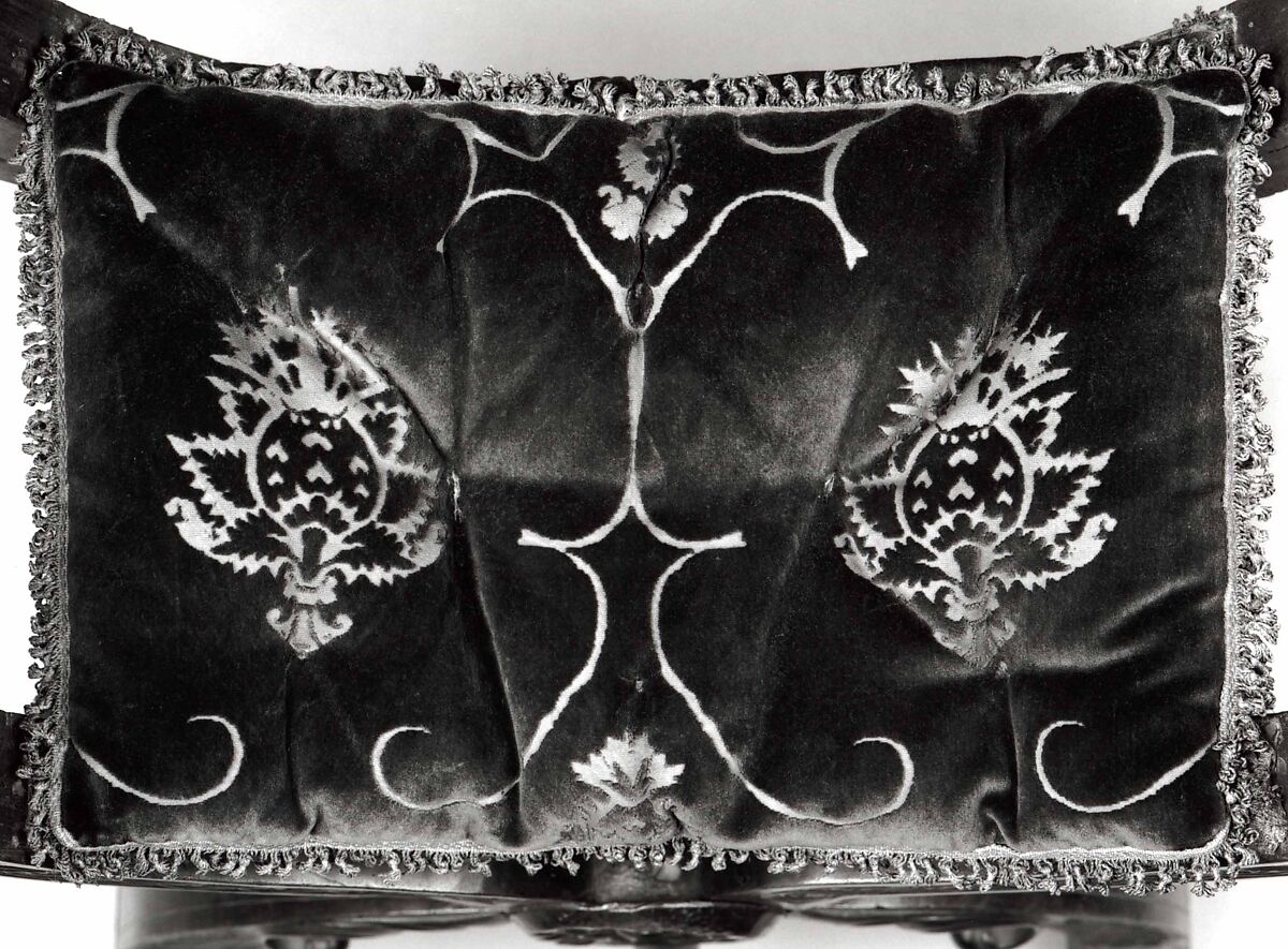 Hip-joint armchair (Dantesca type, associated with 1975.1.1975 a,b), Walnut, carved; silk cut velvet, metal., Italian