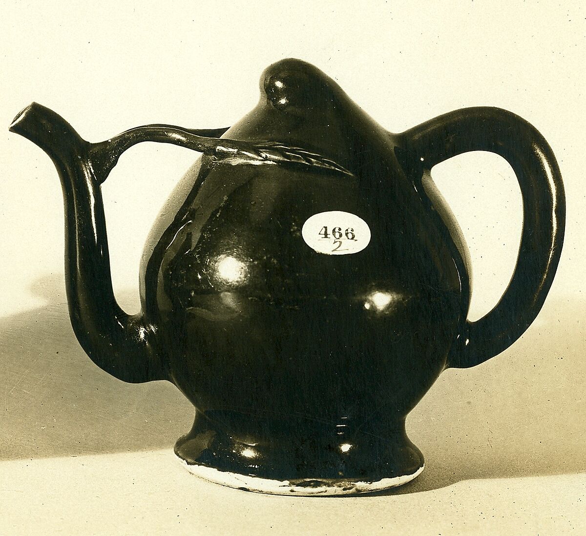 Peach-shaped wine pot or teapot (pair with 1975.1.1722), Chinese  , Qing Dynasty, Porcelain with relief decoration under aubergine glazes., Chinese
