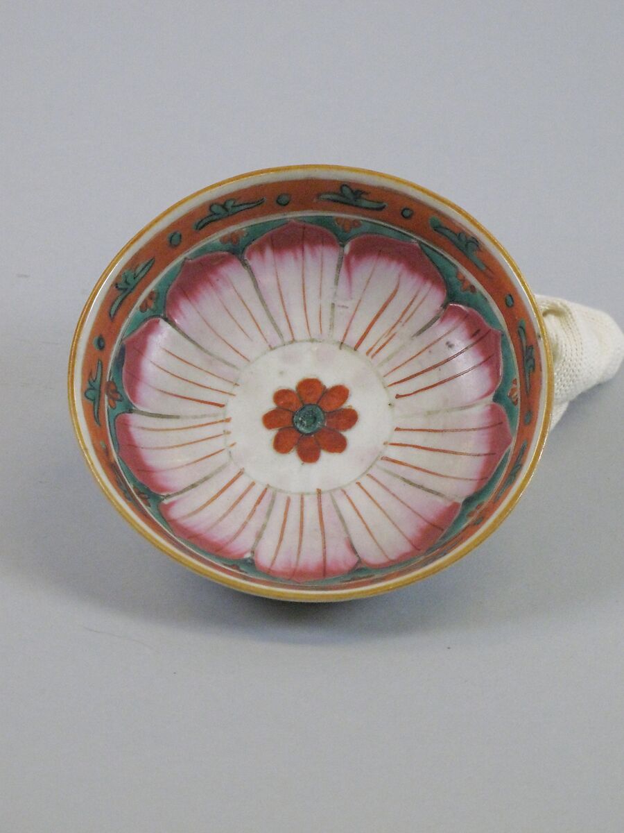 Dish with floral pattern, Porcelain painted in overglaze polychrome enamels (Bencharong ware for Thai market), China 