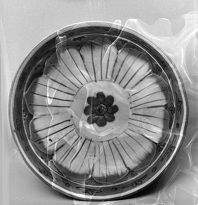 Dish with floral pattern, Porcelain painted in overglaze polychrome enamels (Bencharong ware for Thai market), China