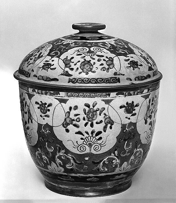 Covered bowl with floral pattern, orcelain painted in overglaze polychrome enamels (Bencharong ware for Thai market), China 