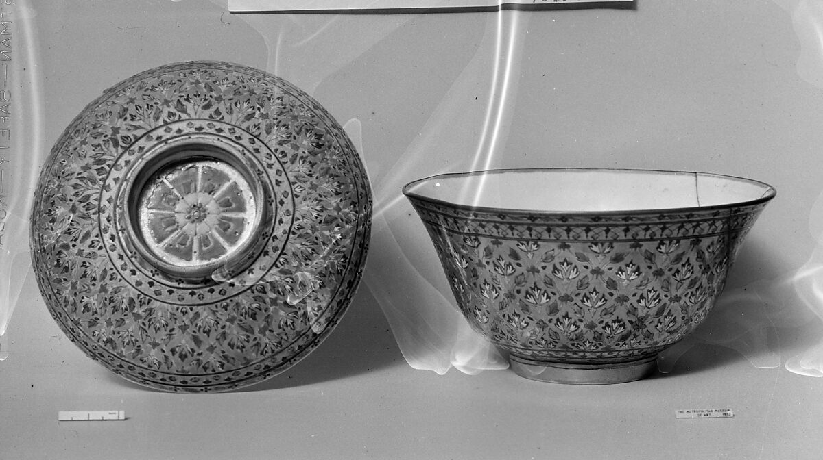 Covered bowl with floral pattern, Porcelain painted in overglaze polychrome enamels (Bencharong ware for Thai market), China 