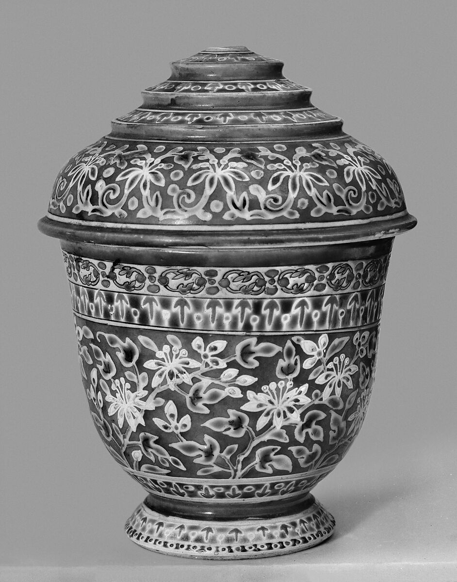 Covered bowl with floral pattern, Porcelain painted in overglaze polychrome enamels (Bencharong ware for Thai market), China 