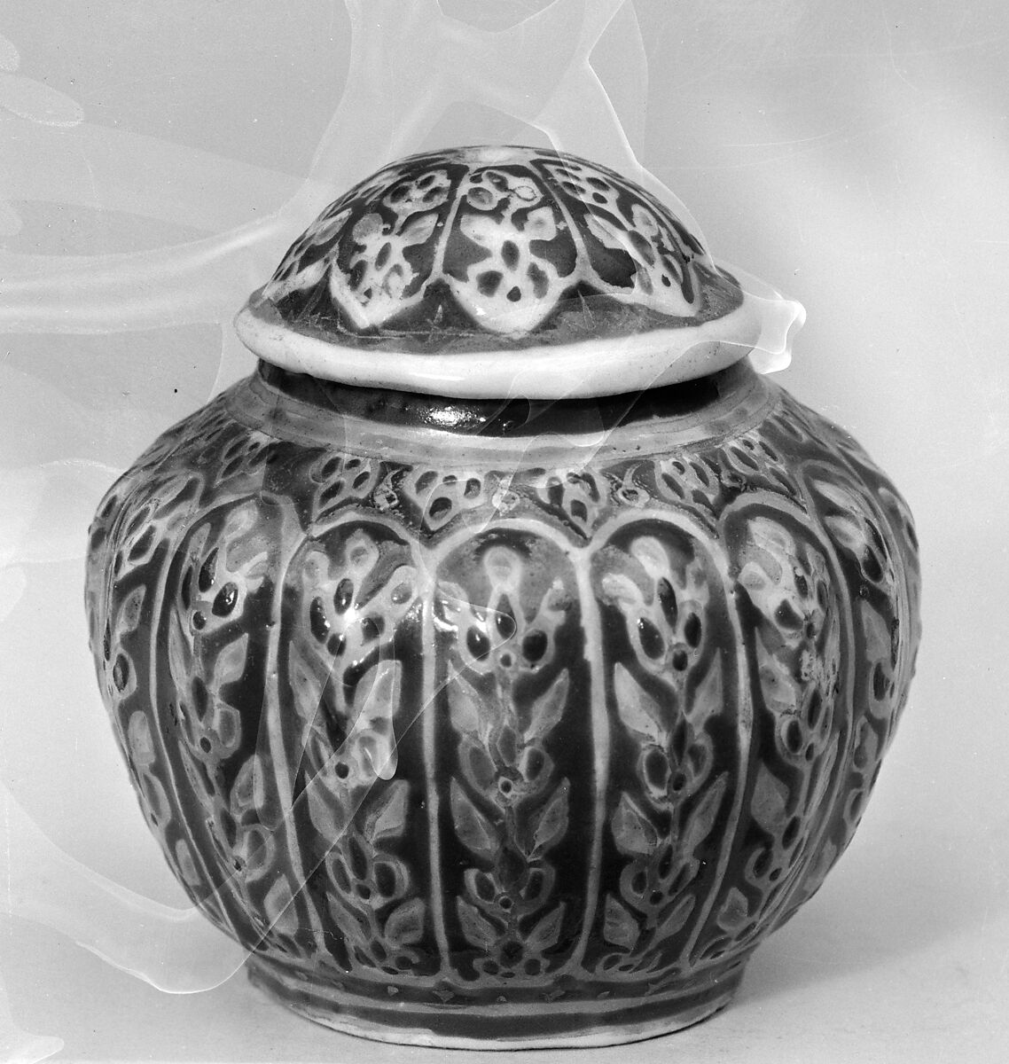 Covered jar with floral pattern, Porcelain painted in overglaze polychrome enamels (Bencharong ware for Thai market), China 