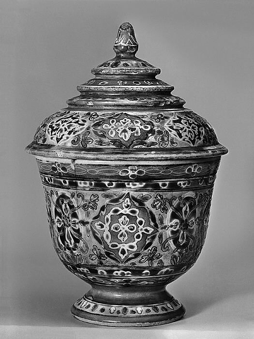 Covered bowl with floral patterns, Porcelain painted in overglaze polychrome enamels (Bencharong ware for Thai market, China 