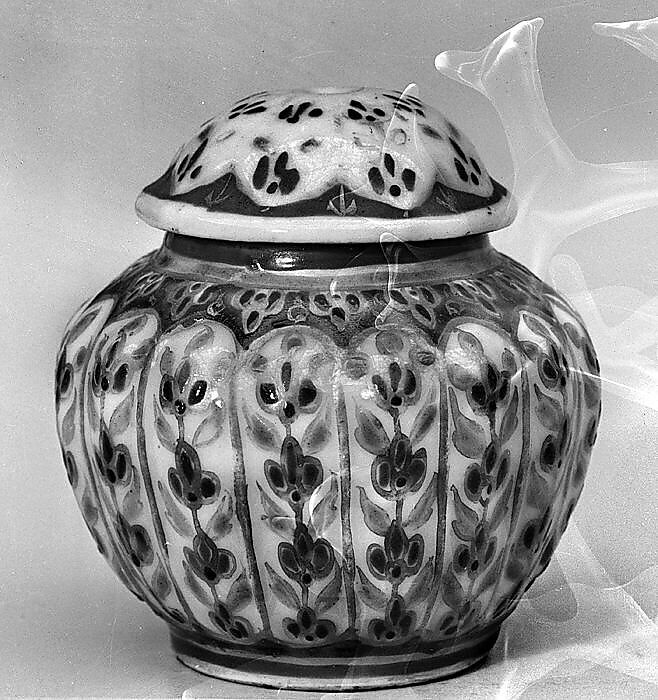 Covered jar with floral patterns, Porcelain painted in overglaze polychrome enamels (Bencharong ware for Thai market ), China 