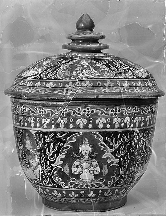 Covered bowl with Thai mythical figures, orcelain painted in overglaze polychrome enamels (Bencharong ware for Thai market), China 