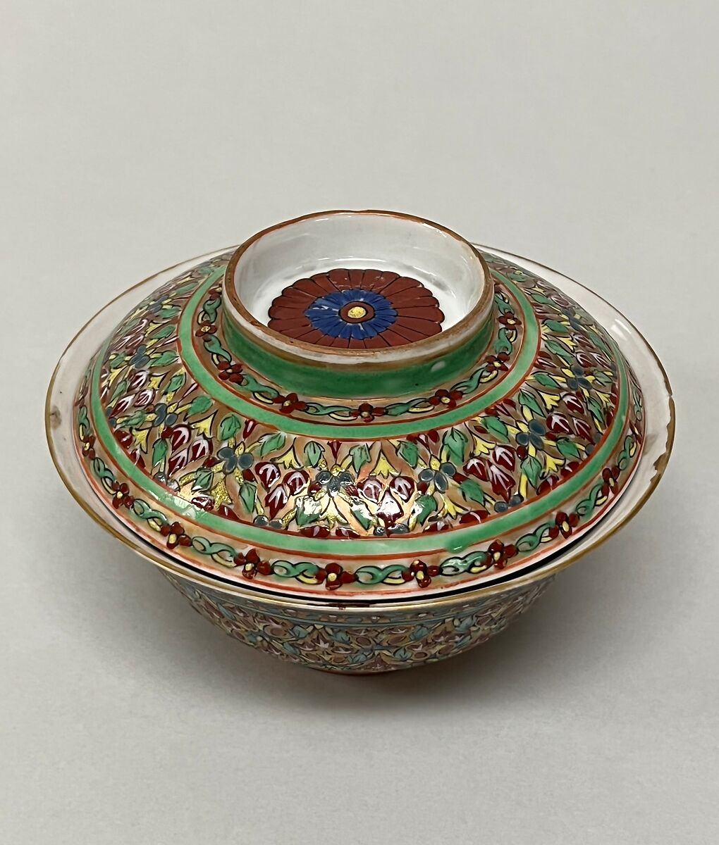 Covered bowl with floral pattern, Porcelain painted in overglaze polychrome enamels (Bencharong ware for Thai market), China 