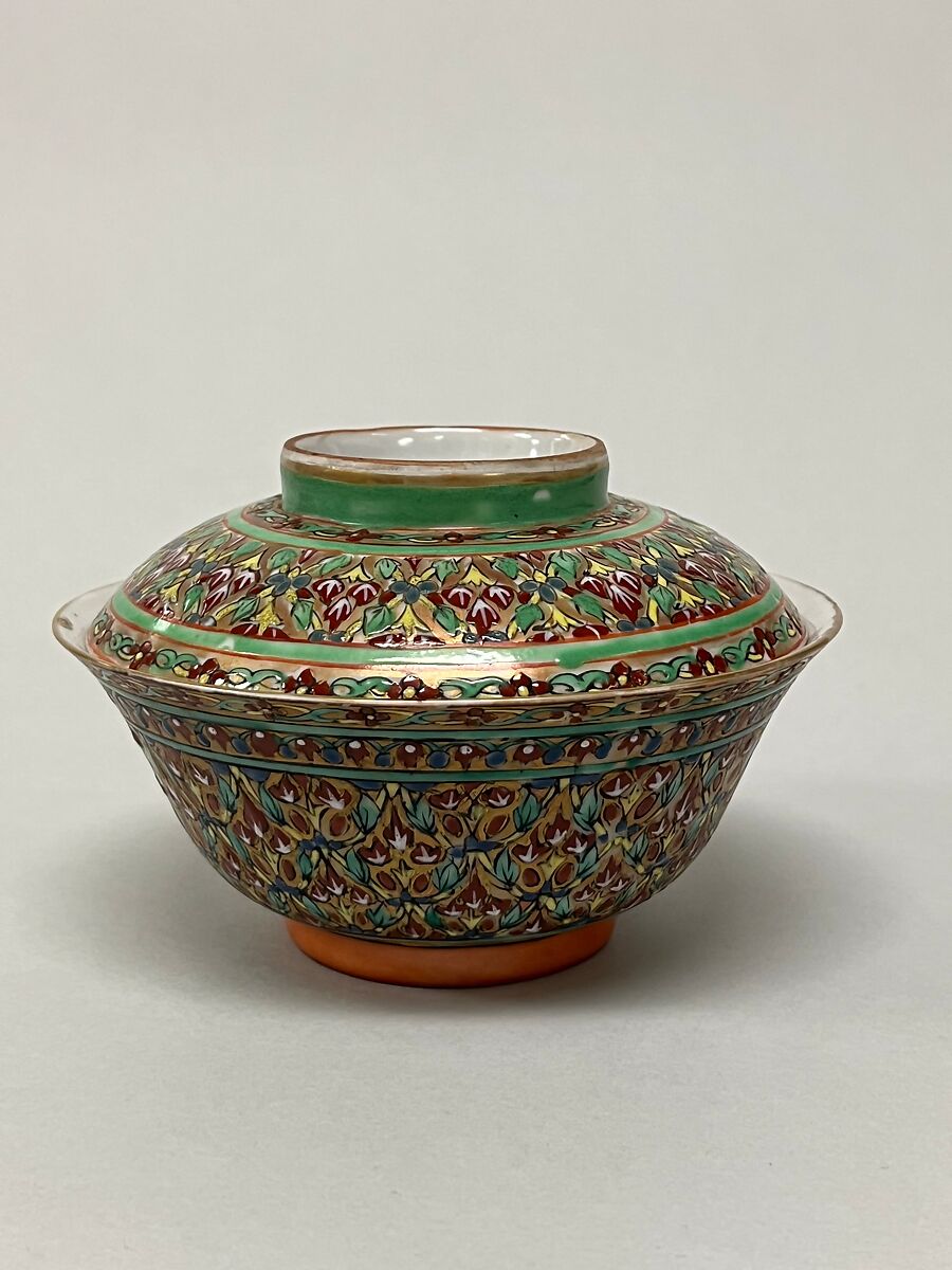 Covered bowl with floral pattern, Porcelain painted in overglaze polychrome enamels (Bencharong ware for Thai market), China