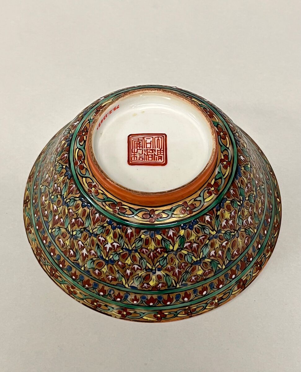 Covered bowl with floral pattern, Porcelain painted in overglaze polychrome enamels (Bencharong ware for Thai market), China