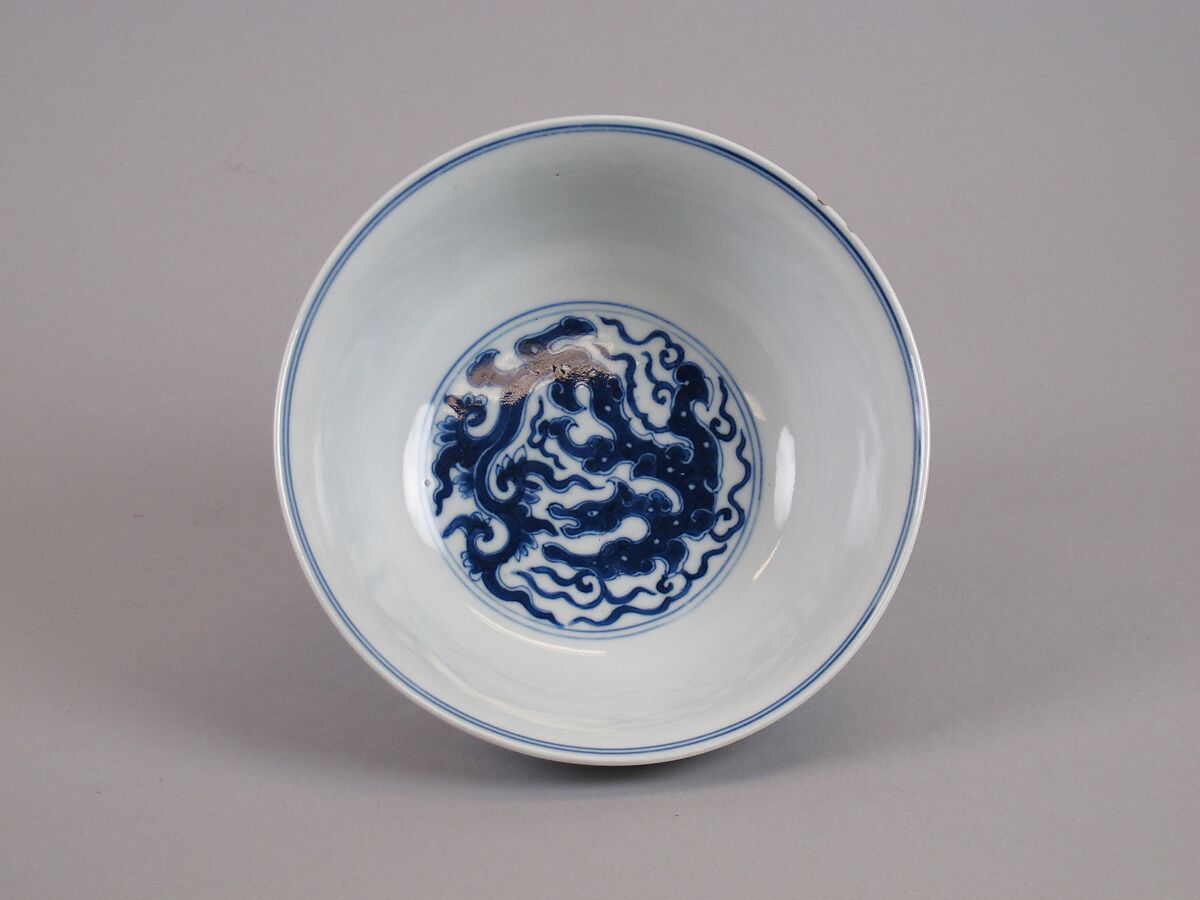 Bowl with chi dragons, Porcelain painted in underglaze cobalt blue (Jingdezhen ware), China