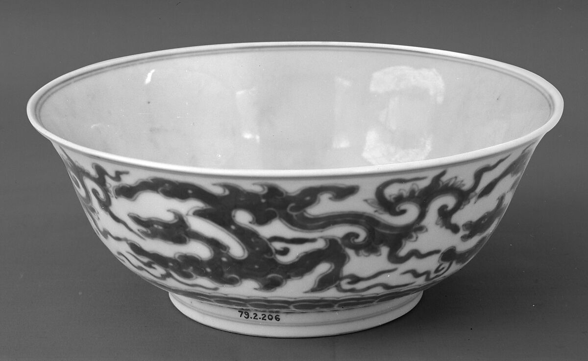 Bowl with chi dragons, Porcelain painted in underglaze cobalt blue (Jingdezhen ware), China