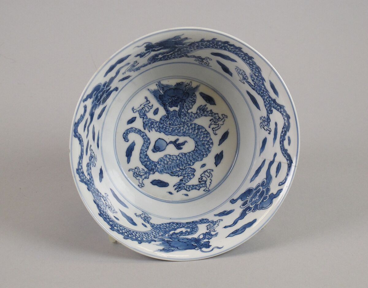Bowl with dragons and eight trigrams, Porcelain painted in underglaze cobalt blue (Jingdezhen ware), China