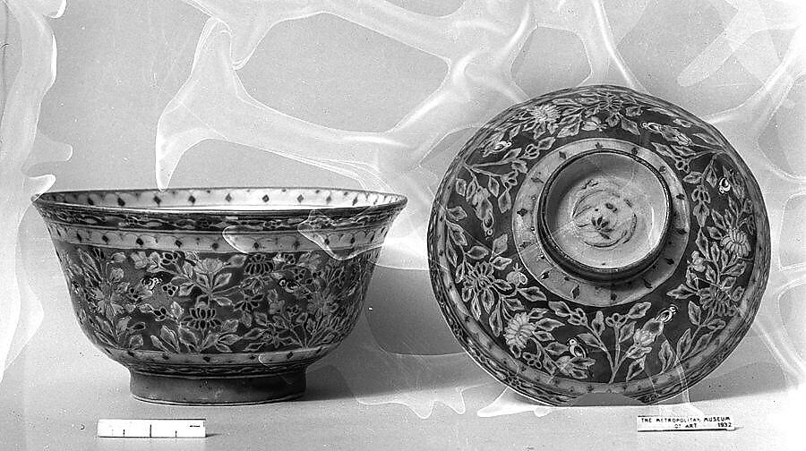 Covered bowl with floral pattern, Porcelain painted in overglaze polychrome enamels (Bencharong ware for Thai market), China 