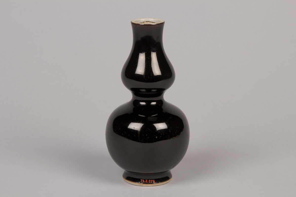 Dish, Porcelain with crackled blue glaze (Jingdezhen ware), China