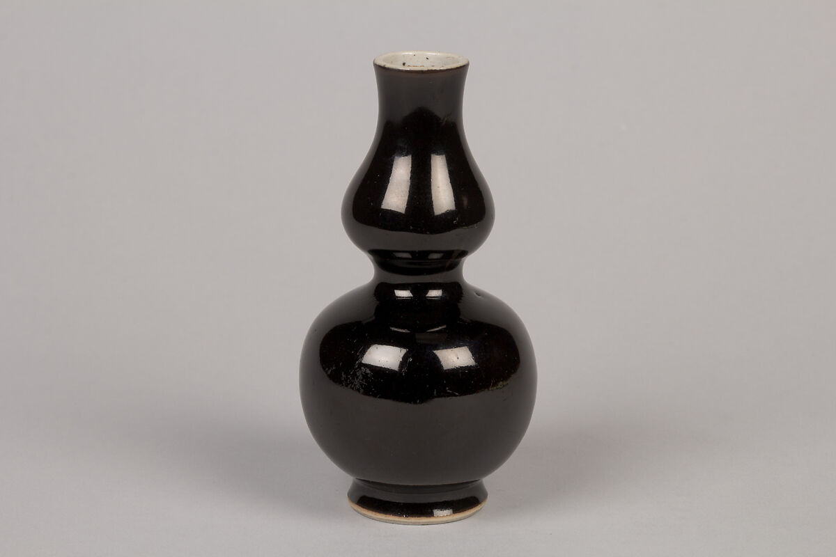 Dish, Porcelain with crackled blue glaze (Jingdezhen ware), China