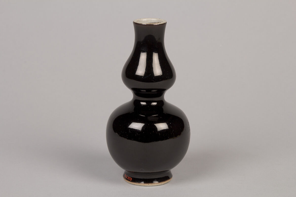 Dish, Porcelain with crackled blue glaze (Jingdezhen ware), China