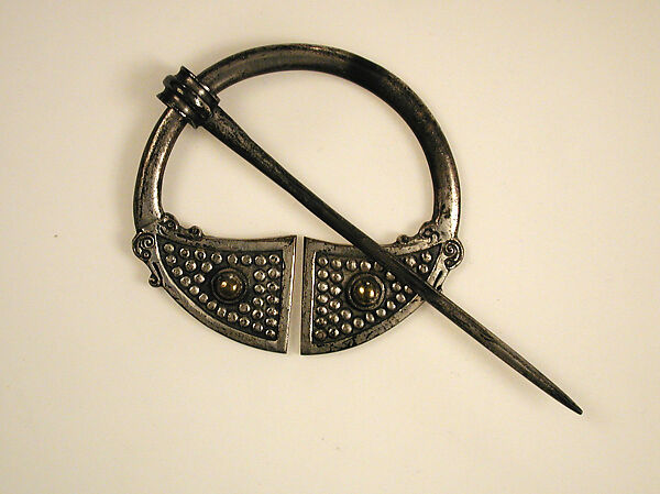 Penannular Brooch, Silver (?), Irish 