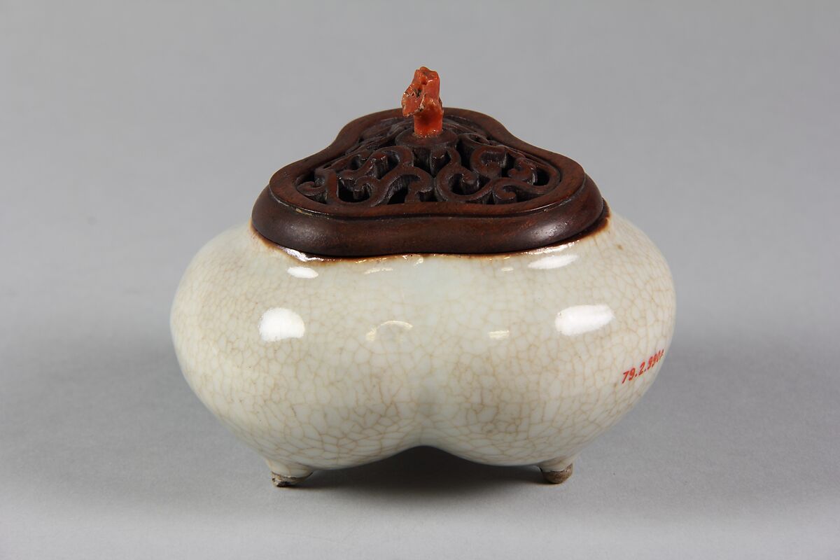 Incense Burner with Cover, Porcelain with crackled glaze, China 