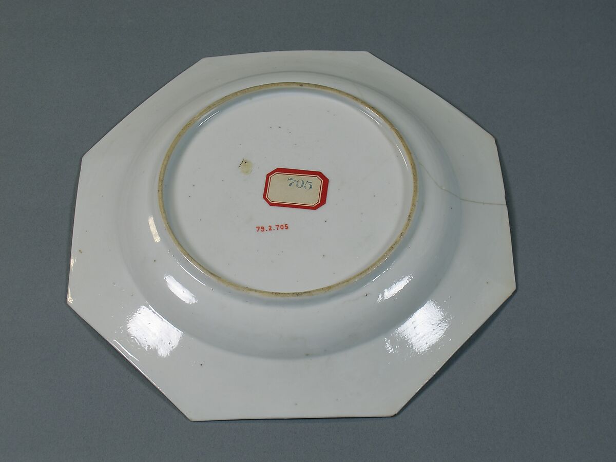 Octagonal dish with floral pattern, Porcelain painted in overglaze polychrome enamels (Jingdezhen ware), China
