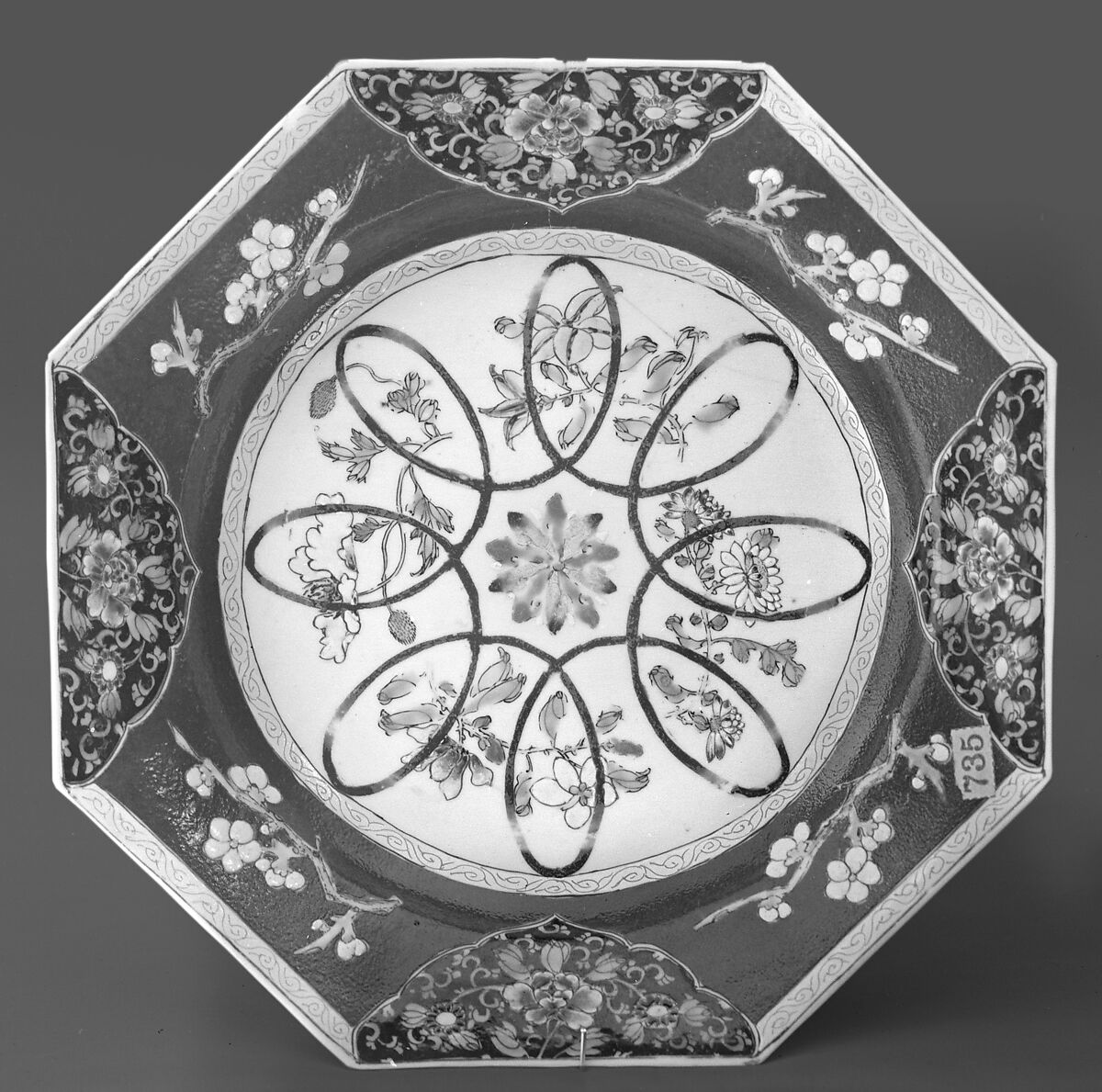 Octagonal dish with floral pattern, Porcelain painted in overglaze polychrome enamels (Jingdezhen ware), China