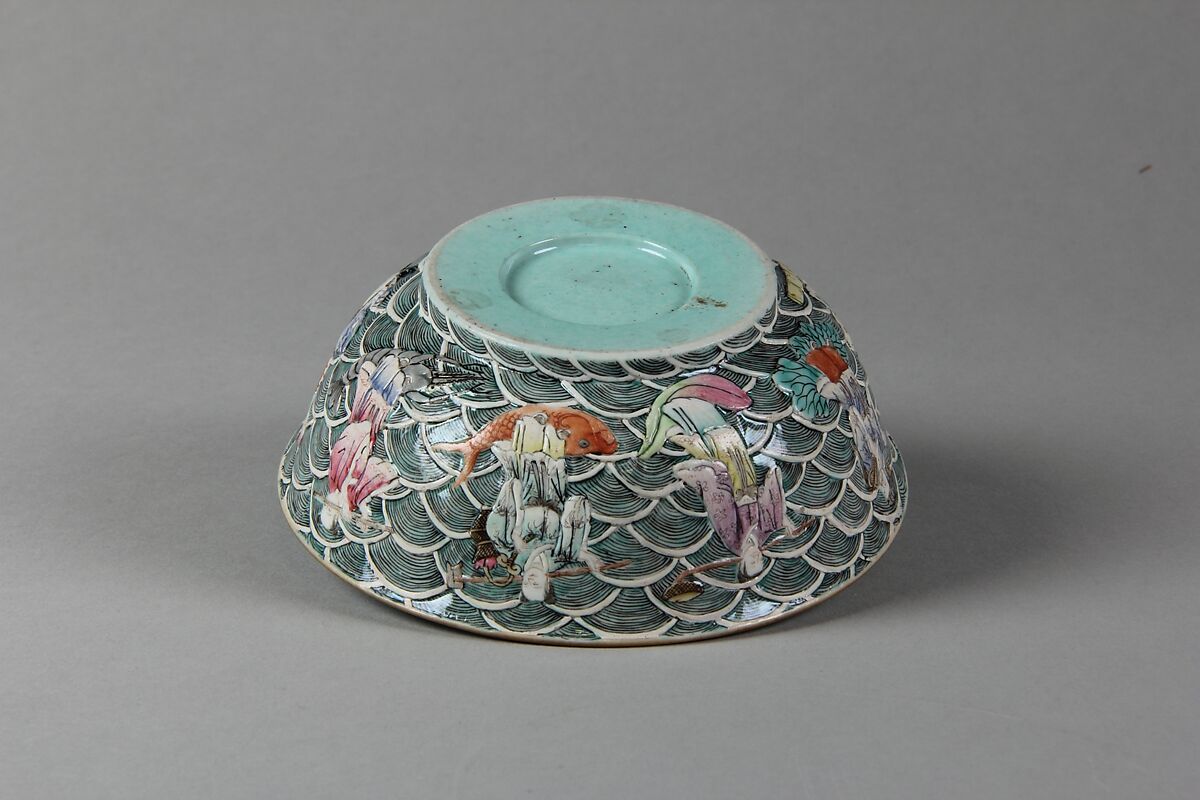 Bowl with Daoist immortals and waves, Porcelain painted in polychrome enamels on the biscuit, China