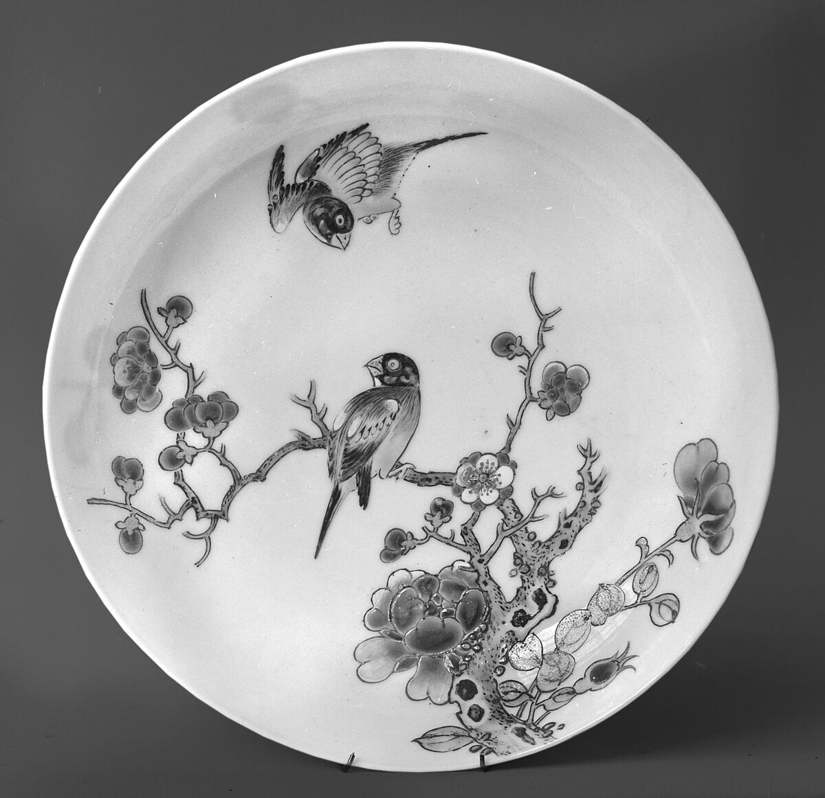 Saucer with birds and flowers, Porcelain painted in overglaze polychrome enamels (Jingdezhen ware), China