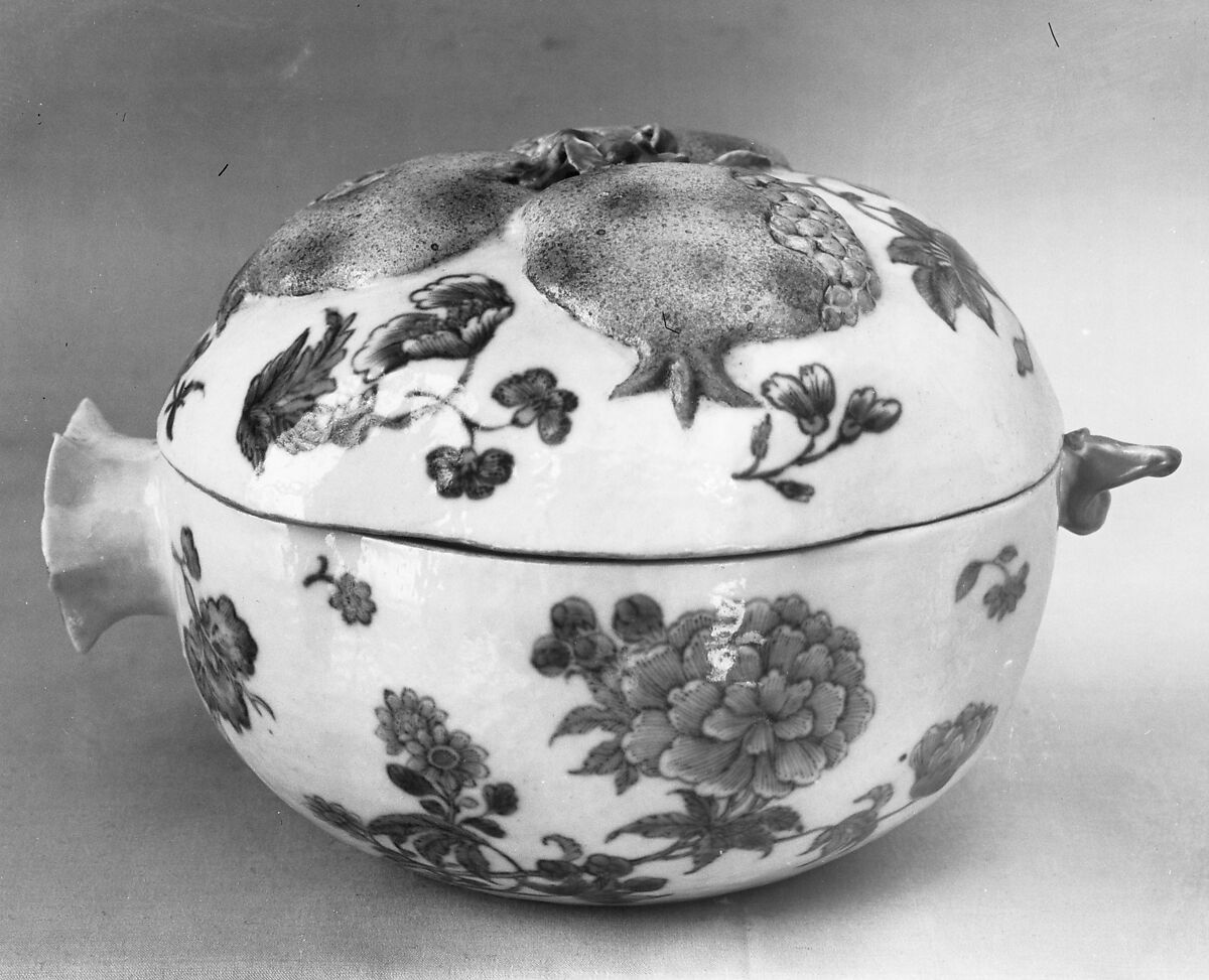 Coverd bowl in the shape of a pomegranate, Porcelain with relief decoration, painted in underglaze cobalt blue and overglaze polychrome enamels (Jingdezhen ware), China 
