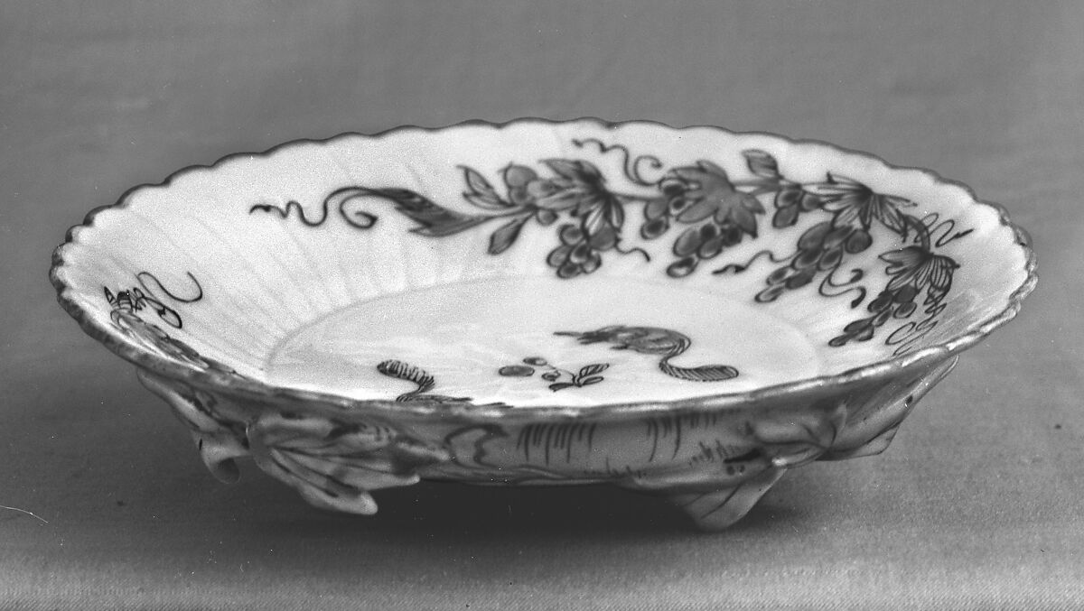 Saucer with squirrels and grape vines, Porcelain painted in overglaze polychrome enamels (Jingdezhen ware), China