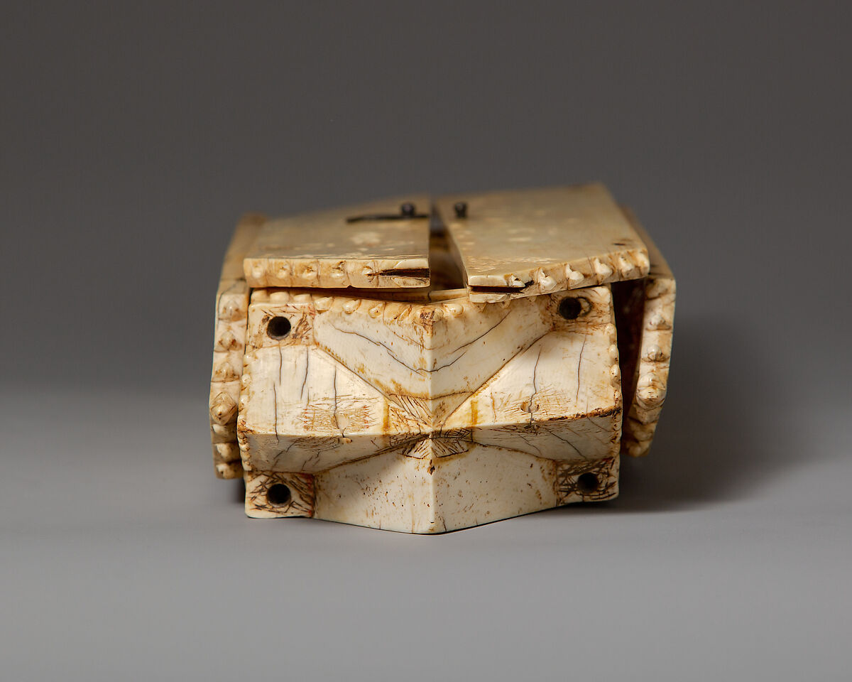 Folding Shrine with the Virgin and Child, Elephant ivory with metal mounts, French
