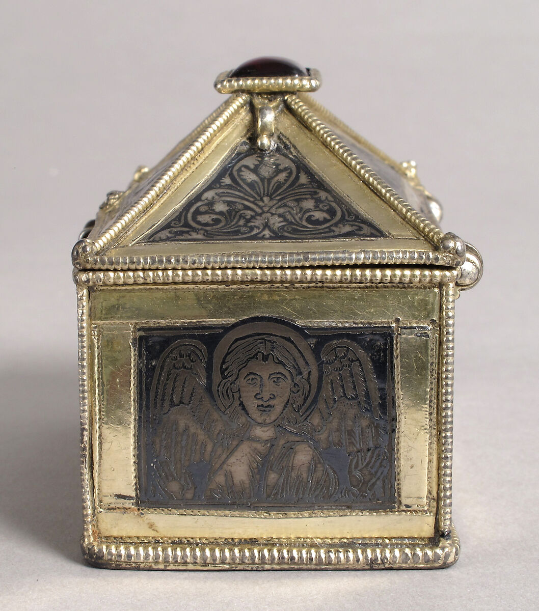 Reliquary Casket with Scenes from the Martyrdom of Saint Thomas Becket, Gilded silver with niello and a glass cabochon set over a tinted foil, British