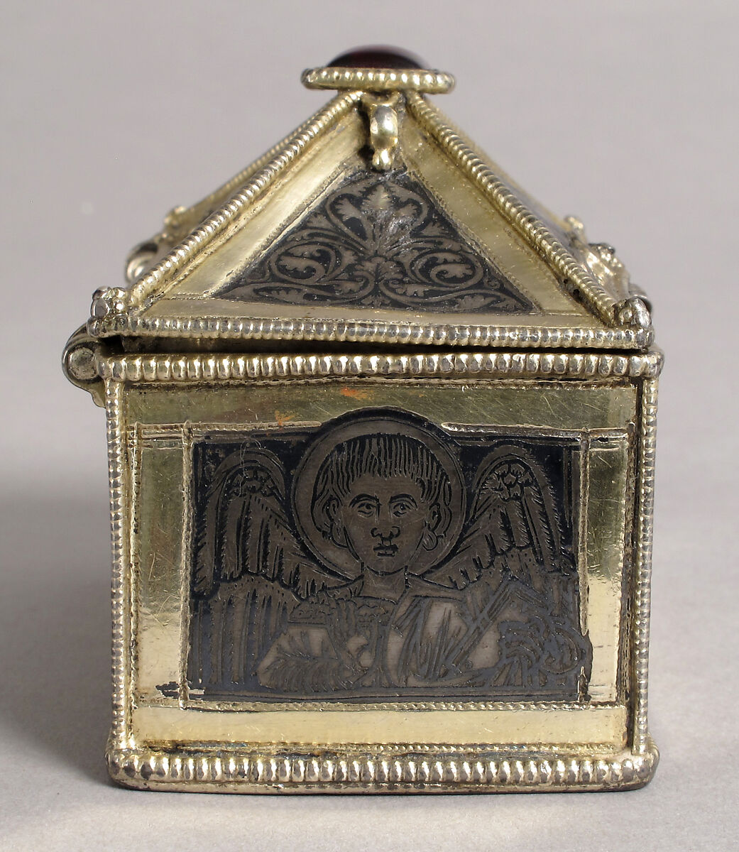Reliquary Casket with Scenes from the Martyrdom of Saint Thomas Becket, Gilded silver with niello and a glass cabochon set over a tinted foil, British
