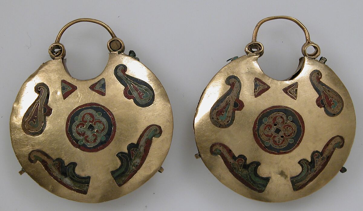 One of a Pair of Temple Pendants, with Two Birds Flanking a Tree of Life (front) and Leaf and Rosette Motifs (back), Cloisonné enamel, gold, Kyivan Rus’