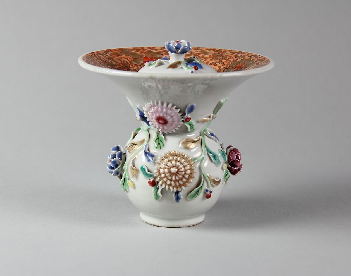 Spittoon with floral decoration, Porcelain painted in overglaze polychrome enamels (Jingdezhen ware), China 