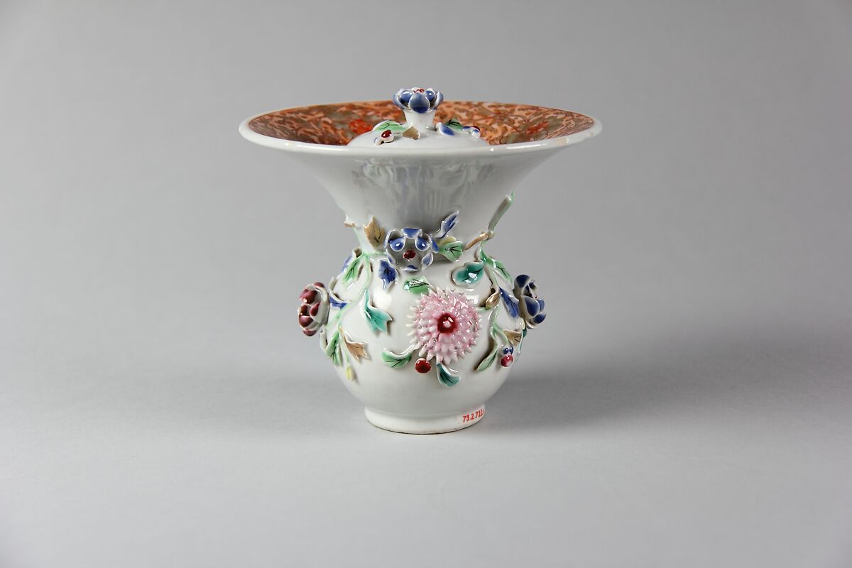 Spittoon with floral decoration, Porcelain painted in overglaze polychrome enamels (Jingdezhen ware), China