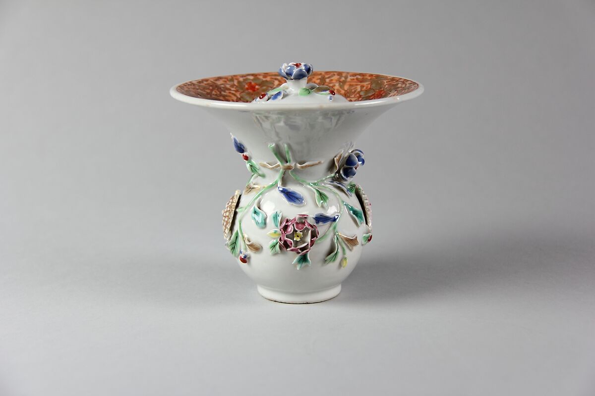 Spittoon with floral decoration, Porcelain painted in overglaze polychrome enamels (Jingdezhen ware), China