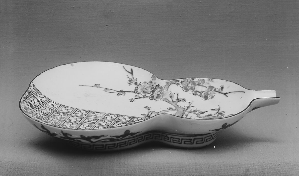 Cake Dish, White porcelain decorated with blue under the glaze, polychrome enamels (Hizen ware, Kutani type), Japan