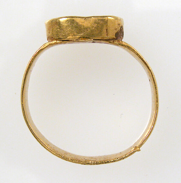 Finger Ring, Gold, garnets, blue glass, white inlay, Frankish