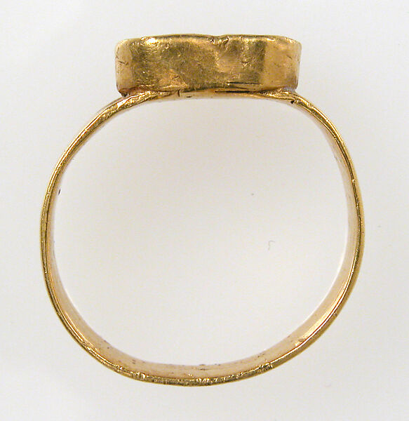 Finger Ring, Gold, garnets, blue glass, white inlay, Frankish