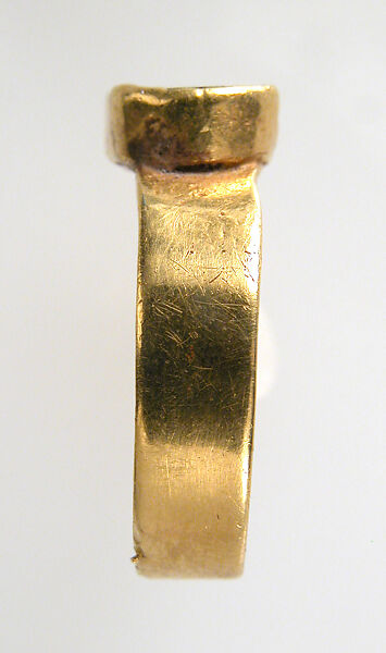 Finger Ring, Gold, garnets, blue glass, white inlay, Frankish