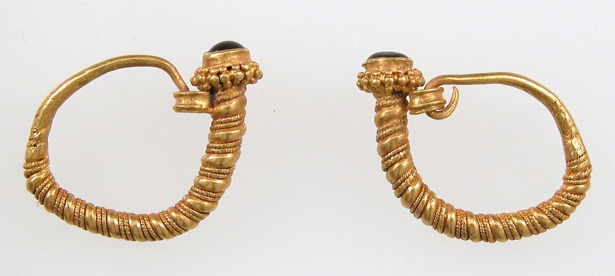 Earring, Gold, garnet or glass paste cabochon, Pontine