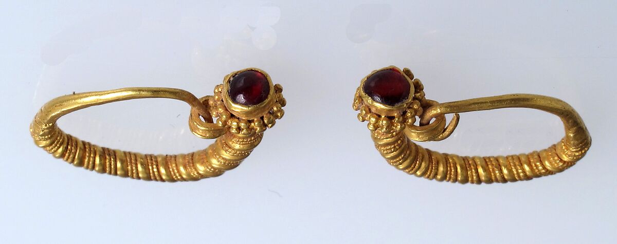 Earring, Gold, garnet or glass paste cabochon, Pontine