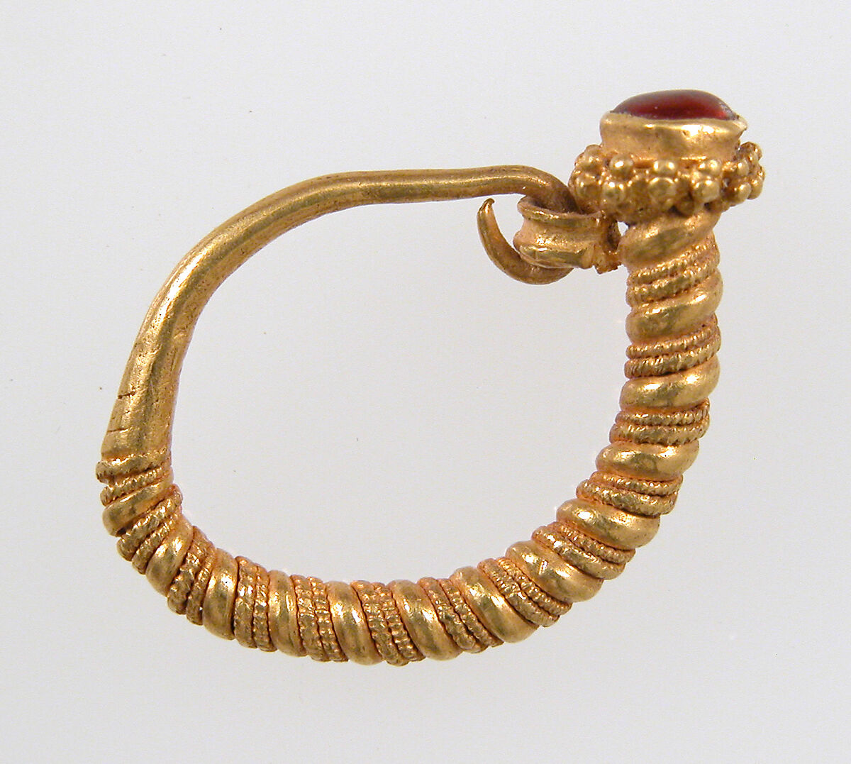 Earring, Gold, garnet or glass paste cabochon, Pontine