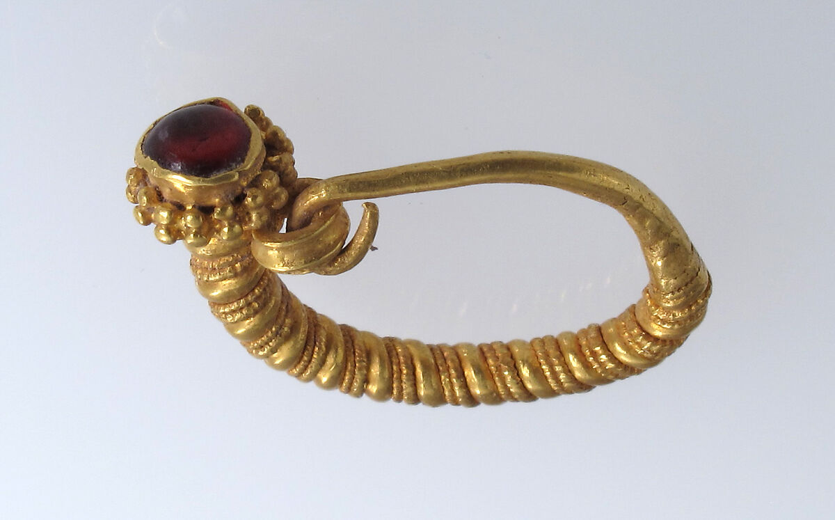 Earring, Gold, garnet or glass paste cabochon, Pontine