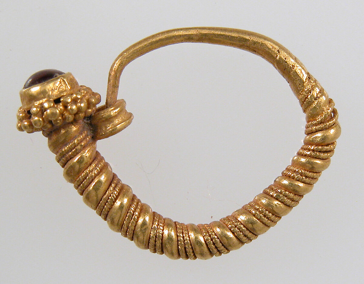 Earring, Gold, garnet or glass paste cabochon, Pontine