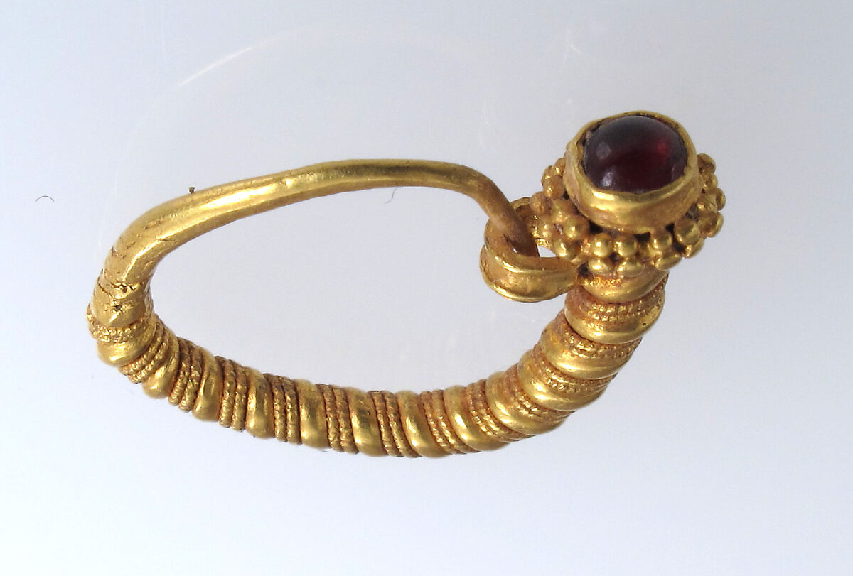 Earring, Gold, garnet or glass paste cabochon, Pontine