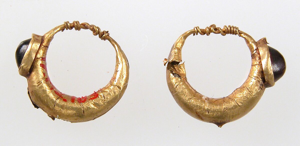 Earring, Gold, garnet or glass paste cabochon, Pontic