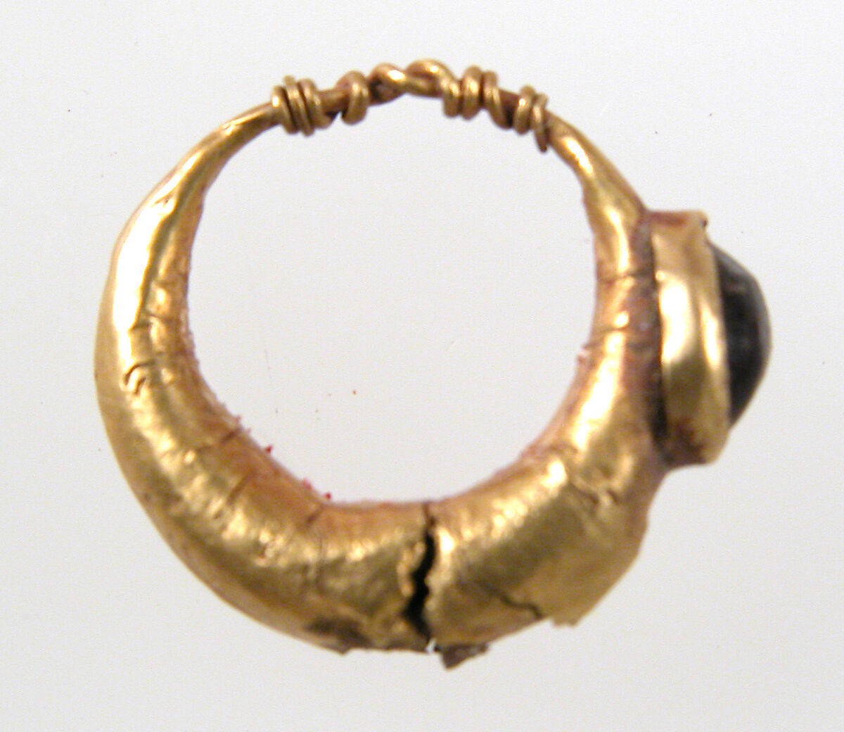 Earring, Gold, garnet or glass paste cabochon, Pontic